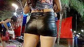 CULO EN MINISHORTS ENGOMADO