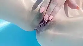 Masturbation dans la piscine de l’hotel juste avant la baise