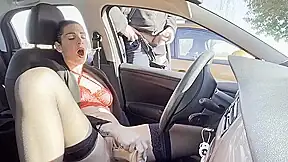 je me fais jouir dans ma voiture devant un voyeur